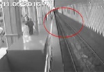 Женщина, бросившаяся с детьми под поезд метро, признана психически больной
