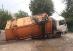 В Харькове мусоровоз провалился под землю