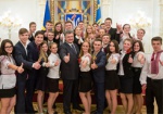 Порошенко: Нынешняя молодежь уже никогда и никому не «сдаст» Украину