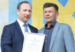 Губернатор Харьковщины вручил сертификат на квартиру отцу Героя Небесной Сотни