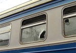 Хулиганы бросили бутылку в окно поезда и поранили пассажира