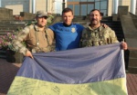 Бойцы АТО подарили талисманы украинским футболистам
