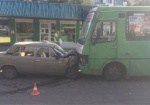 На Салтовке не разминулись маршрутка и такси: есть пострадавшие