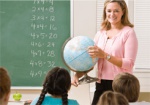 МОН инициирует на треть поднять зарплату учителям