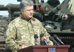 Президент Украины в Чугуеве передал военную технику для армии