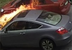 В Харькове все чаще поджигают машины: очередной пожар произошел средь бела дня на парковке