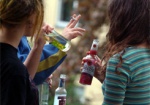 За распитие алкоголя с подростком харьковчанку привлекли к ответственности