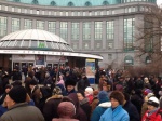 В Киеве несколько тысяч человек направляются колоннами к Нацбанку