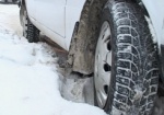 Машины застряли в снегу в селе на Харьковщине