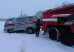 Харьковские спасатели вытащили из снега «скорую», «Ниву» и фуру