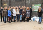 Школьники принесли в Харьковский зоопарк полторы тонны каштанов