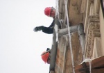 Харьковчан просят быть осторожными: альпинисты очищают крыши домов от сосулек