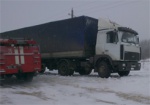 Семь грузовиков и две «скорых» застряли на скользкой дороге под Харьковом