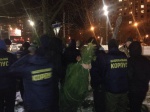 На Алексеевке активисты отобрали у реализаторов елки и раздали бесплатно