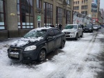 В районе «Центрального рынка» снежная глыба разбила две легковушки
