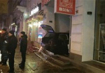 Автомобиль «влетел» в витрину книжного магазина в центре Харькова: подробности