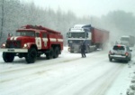 На Харьковщине два грузовика застряли на скользкой дороге