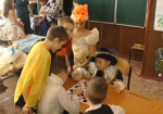 Утренники, подарки и относительное затишье. Волонтеры поздравили с Новым годом маленьких жителей Донбасса