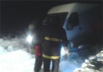 «Скорая» и микроавтобус застряли на скользкой дороге под Харьковом
