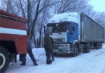 Три грузовика, «скорую» и автобус вытащили из сугробов харьковские спасатели