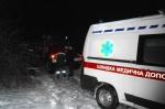 Спасатели вытащили из снежных заносов грузовик и две «скорые»