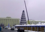 В центре Харькова разбирают новогоднюю елку