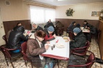 Возле Южного вокзала бездомных кормят горячими завтраками