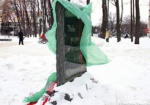 Памятный знак в центре Харькова облили краской