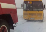 Школьный автобус и бензовоз застряли в сугробах на Харьковщине