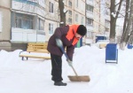 Коммунальщики убирают снег во дворах и расчищают ливневки