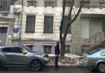 В центре Харькова на девушку упала ледяная глыба