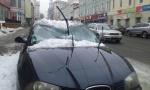 В центре Харькова снежная глыба придавила легковушку: пострадала женщина