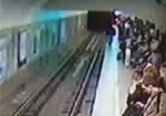 Появилось видео падения мужчины на рельсы метро в Харькове
