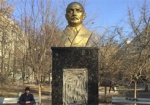 В Харькове повредили памятник известному профессору