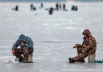 Четверо рыбаков и ребенок застряли на льдине посреди водохранилища