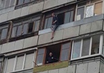 На проспекте Науки мужчина угрожал выпрыгнуть с балкона