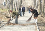 Уборка дворов, парков и кладбищ. Харьковщина участвует в акции «За чистую окружающую среду»