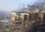 Под Харьковом из-за горящей травы загорелись хозпостройки во дворе