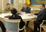 Президент Украины передал медикам Луганщины реанимобили и встретился с танкистами на передовой