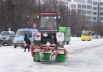 Ночью Харьков расчищали от снега 100 машин