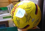 «Баш на баш»: на аукцион выставили мяч от «Барселоны» и футболку с автографом Месси