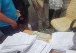 На Харьковщине чиновница требовала 500 долларов за снятие ареста с дома