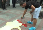 Облитый «кровью» макет карты Украины. Харьковские активисты «отметили» День РФ