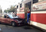 В Харькове в трамвай врезалась машина, есть пострадавшие