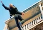 В Харькове мужчина упал с 5-метровой высоты на бетонные плиты