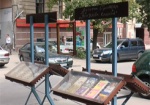 «Садись и читай!». В Харькове появилась уличная библиотека