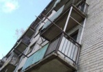Харьковчанин выпал с балкона многоэтажки