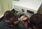 В Харькове спасатели вытащили ребенка, застрявшего в стиральной машине