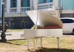 В центре Харькова появился цветочный рояль