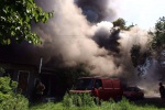 Пожар в переулке Рогатинском: огонь повредил дом, гараж и машину